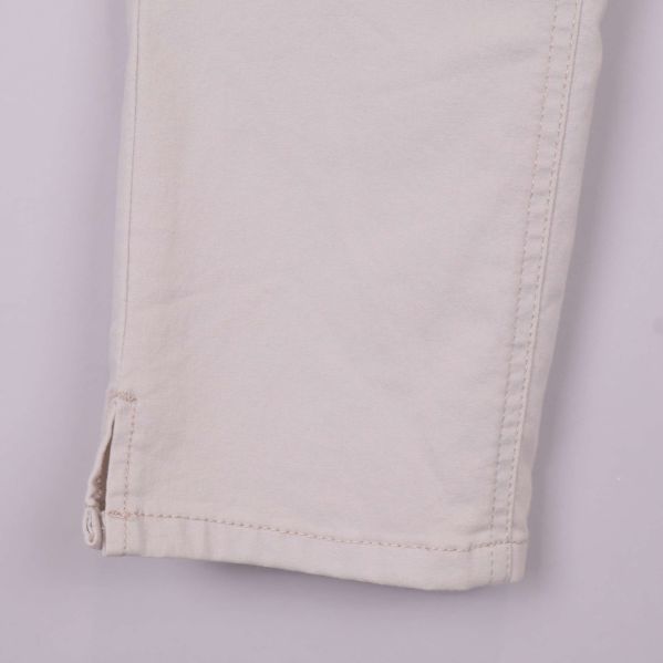 Närbild på benslut med liten slits på byxorna