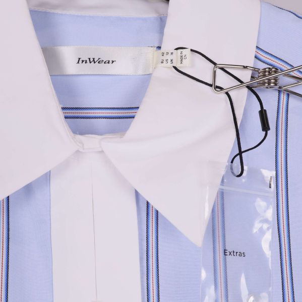 Närbild på vit krage och InWear-märkning