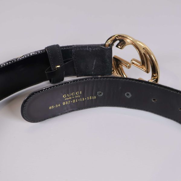 Detalj på bältets insida där det står Gucci och storleksinformation
