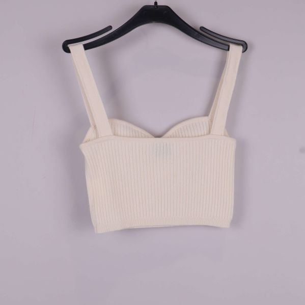 Cropped ribbstickad topp bakifrån på galge