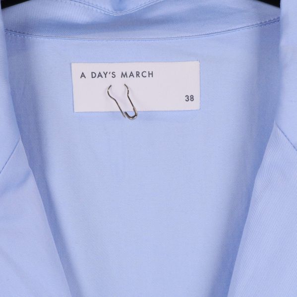 Närbild på etikett med A Day's March och storlek 38