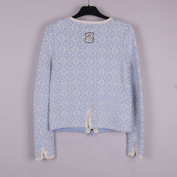 Baksida av cardigan med knyt och grafiskt mönster