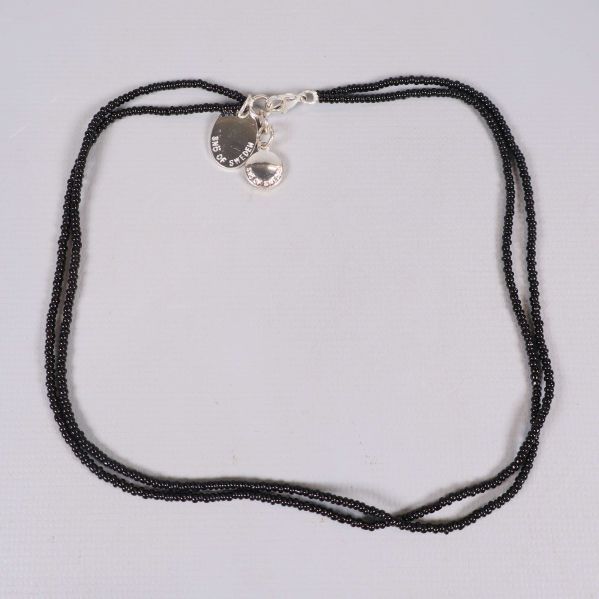 Svart halsband med små pärlor och silverdetaljer