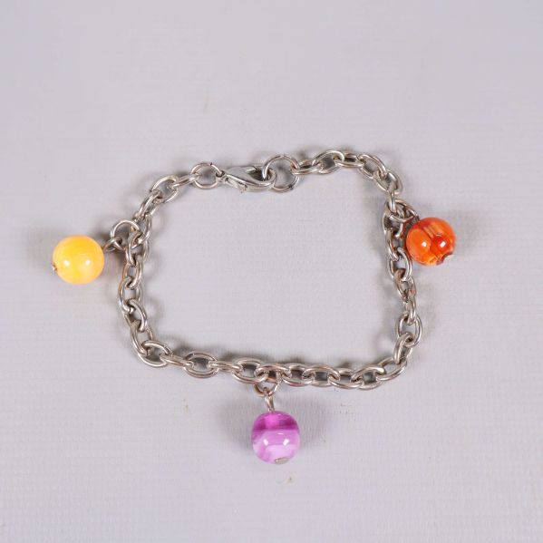 Armband i kedja med tre färgglada pärlor