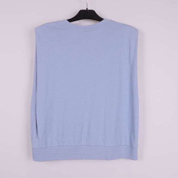 Ljusblå ärmlös sweatshirt bakifrån på galge