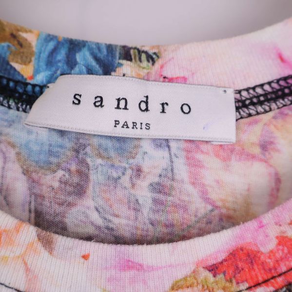 Närbild på sandro paris-märkeslapp vid halsen