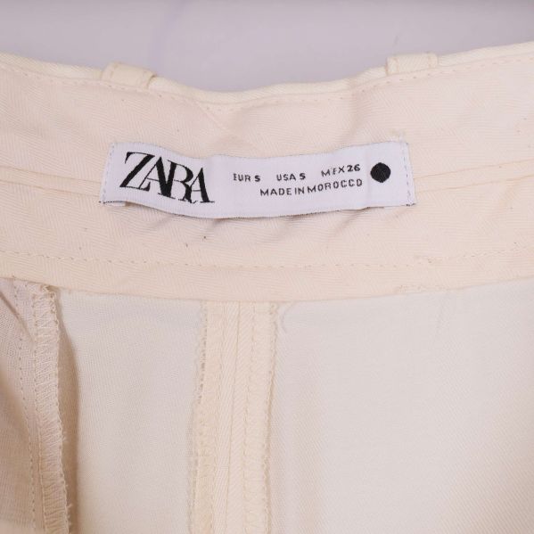 Zara etikett i midjan på de vida byxorna