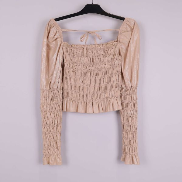 Beige smockad blus med långa puffärmar och volang