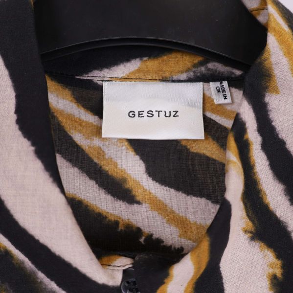 Gestuz-märke inuti kragen på skjortan med djurmönster