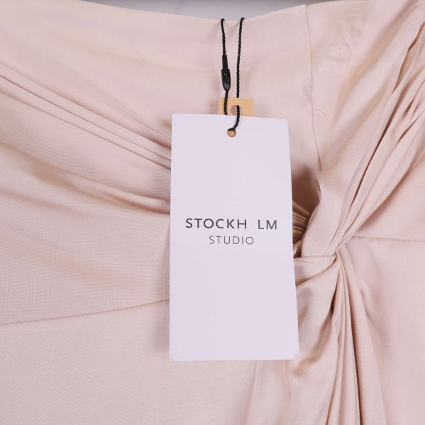 Närbild på Stockh LM Studio etikett fastsatt i midjan