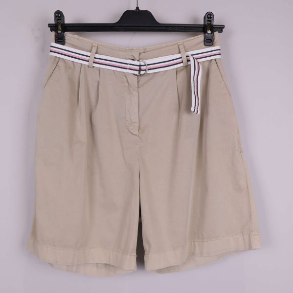 Shorts i beige med vit-blått bälte på galge