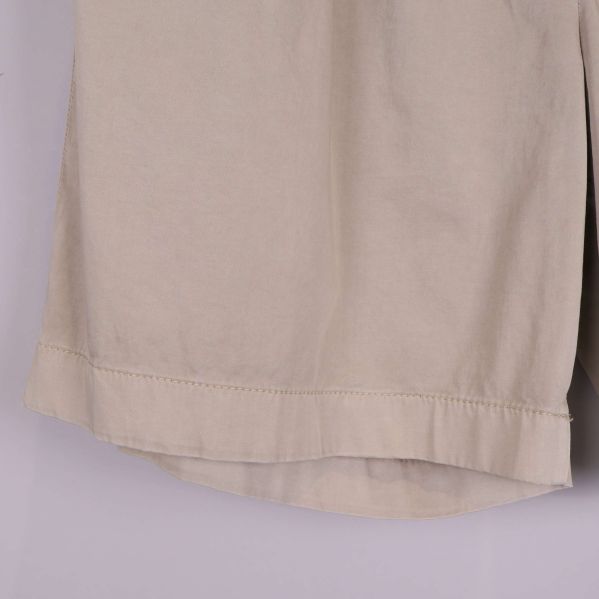 Närbild på fåll och tyg i beige shorts