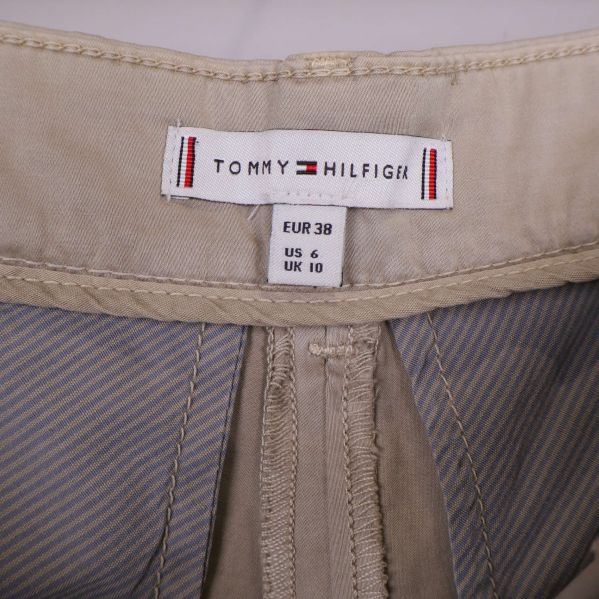 Tommy Hilfiger storleksetikett på shortsen