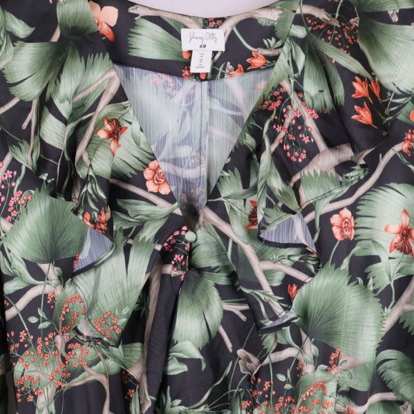 Närbild på klänningens halsringning