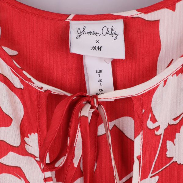 Närbild på etikett Johanna Ortiz x H&M