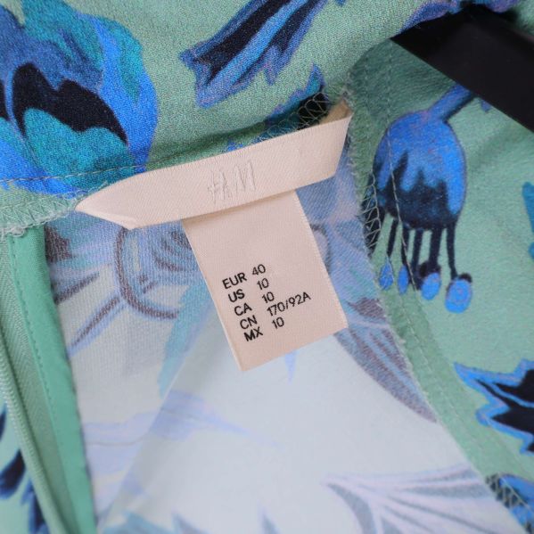 Storleksetikett H&M visar EU 40 på klänning