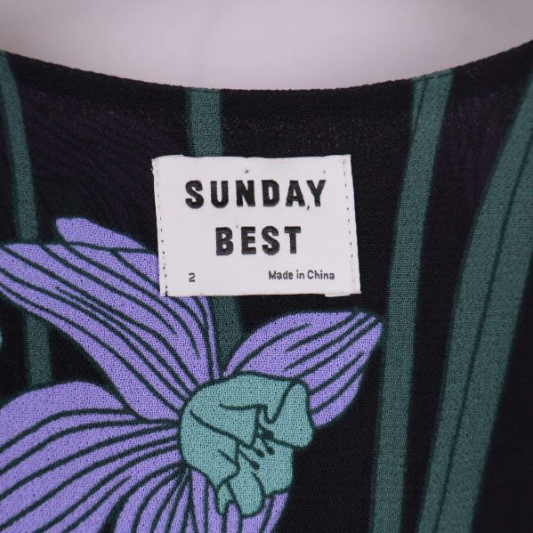 Närbild på Sunday Best-märkeslapp vid halsen