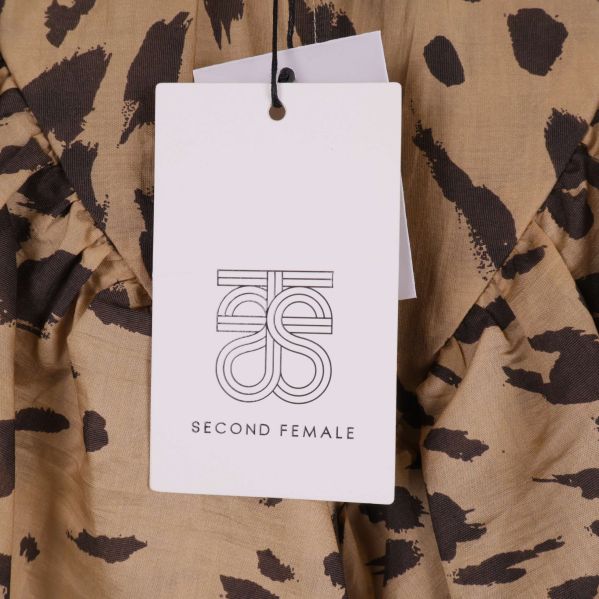 Närbild på Second Female-logotyp på hängande etikett