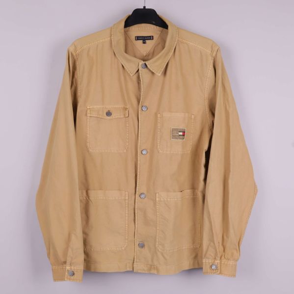 Beige jacka med fickor och knappstängning fram