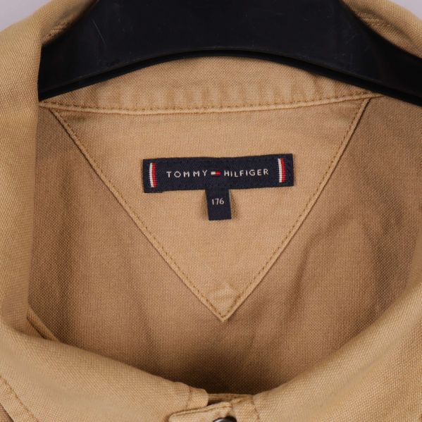 Närbild på Tommy Hilfiger-etikett i jackans krage