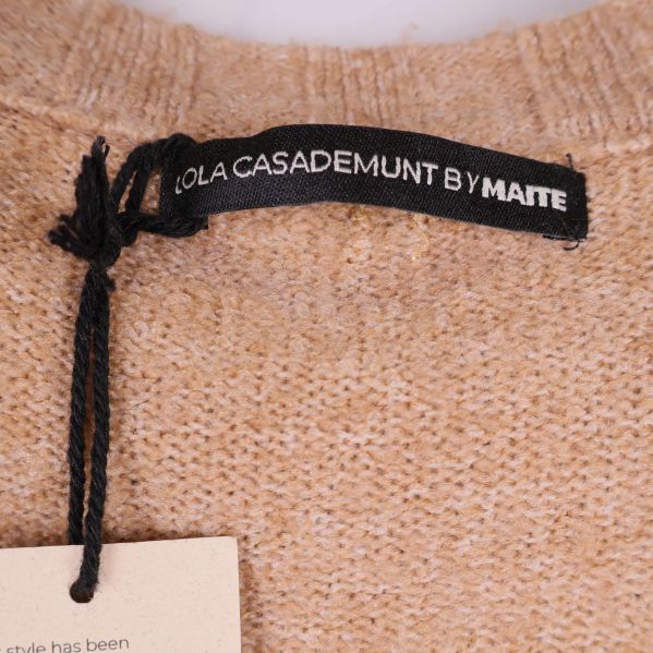 Närbild på varumärkesetikett Lola Casademunt by Maite