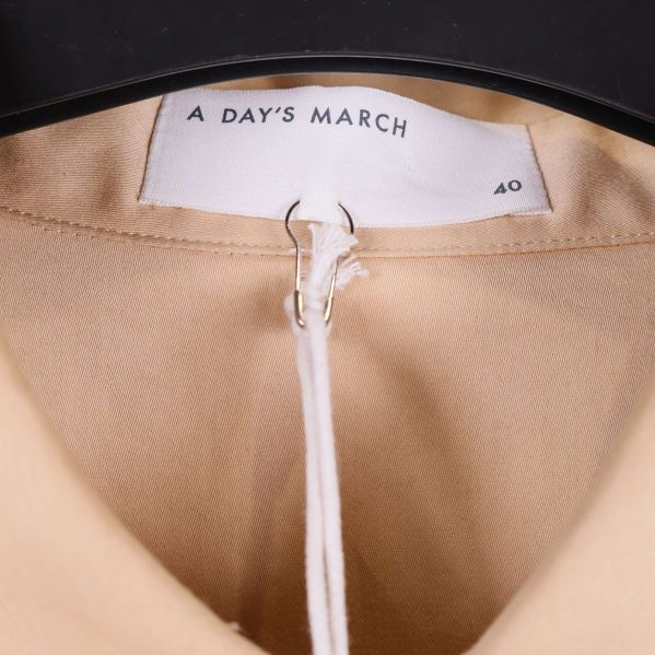 Insida av kragen med A Day's March etikett och storlek 40