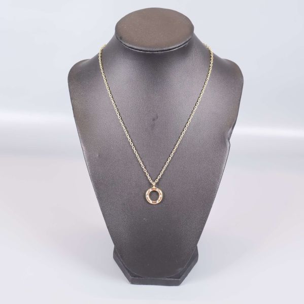 Halsband med runt hänge på svart byst