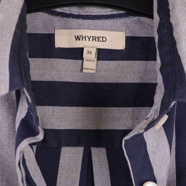 Närbild på WHYRED logotyp och storleksetikett i kragen