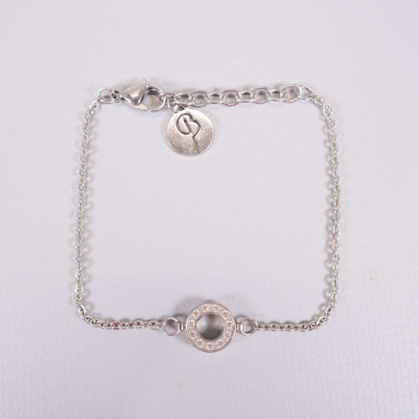 Silverfärgat armband med cirkeldetalj och berlock