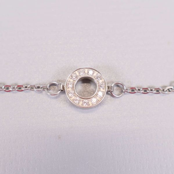 Närbild av cirkeldetalj med små stenar på armbandet