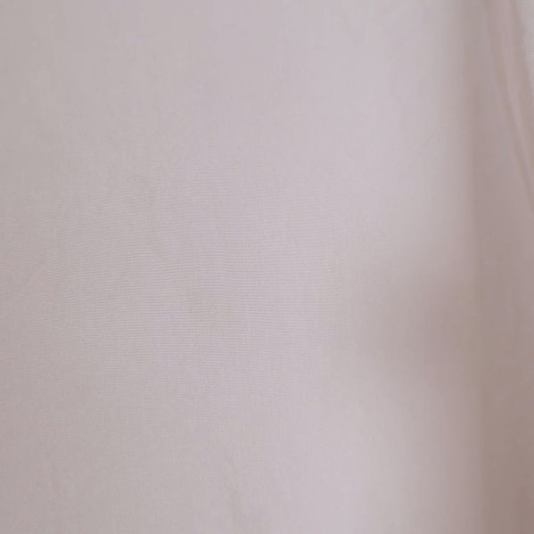 Ljus enfärgad yta av blus i närbild
