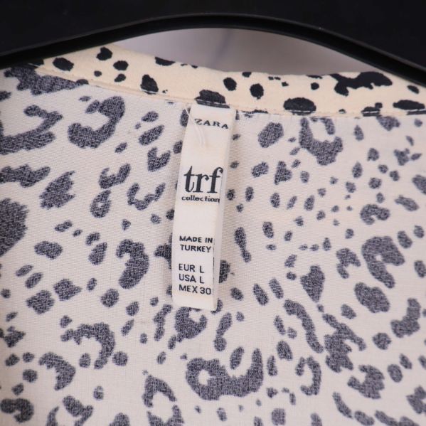 Närbild på etikett med Zara trf collections logotyp