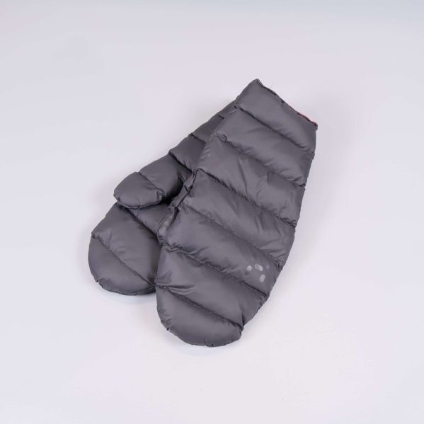 Grå vadderade tumvantar med quiltad design