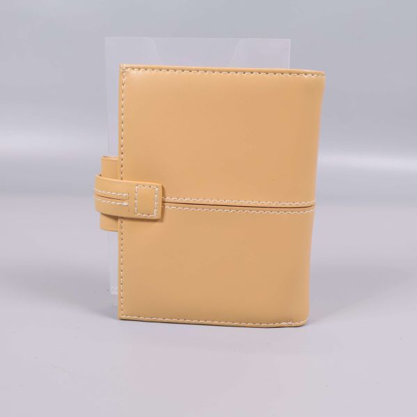 Baksidan av beige organizer med synlig knappstängning