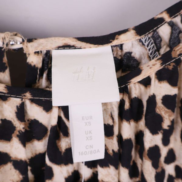 Närbild på H&M-etikett och storlek XS