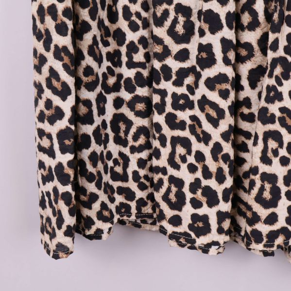 Nederdel på leopardmönstrad klänning i volang