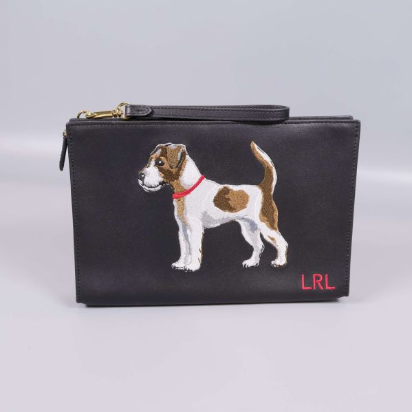 Framsidan av svart clutch med broderad hund och initialer LRL
