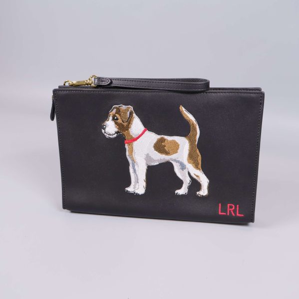 Svart clutch med hundbroderi på framsidan och initialer LRL