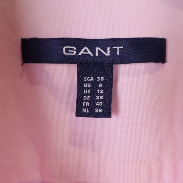 Närbild på GANT-märkning och storleksetikett i kragen