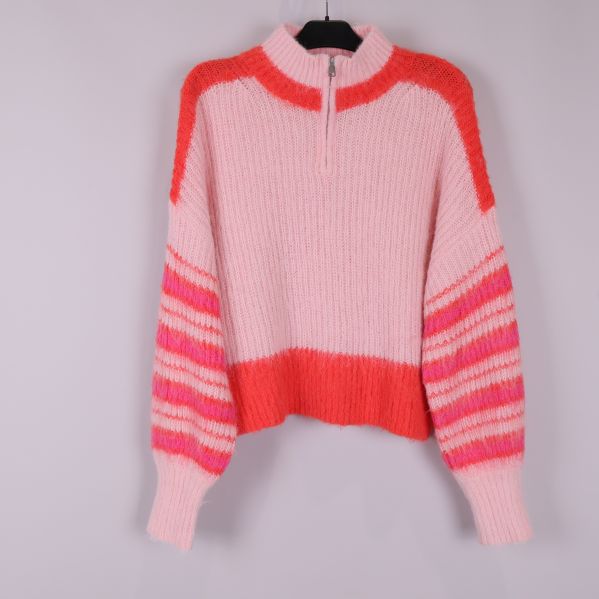Stickad tröja i rosa och rött med dragkedja fram