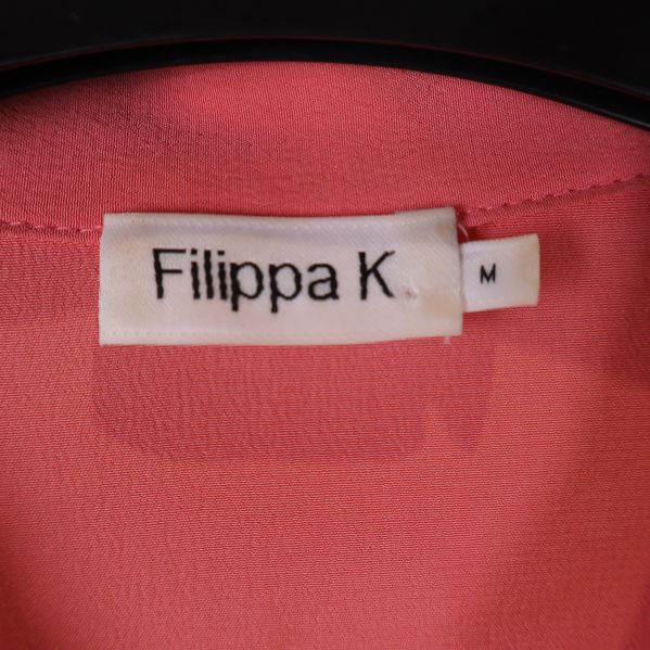 Filippa K logotyp och storleksmärkning