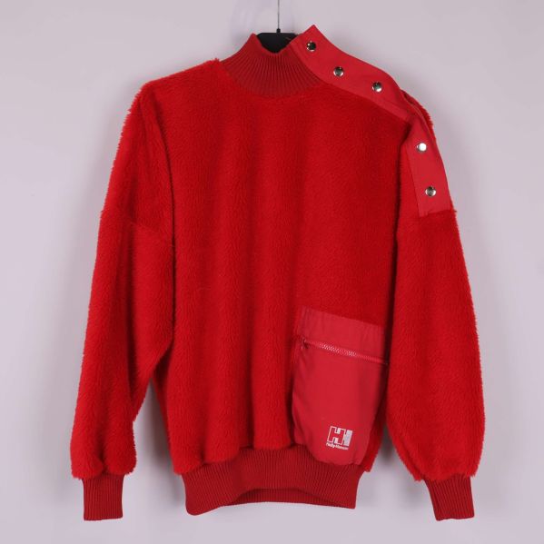 Röd fleece tröja med rund krage och ficka fram