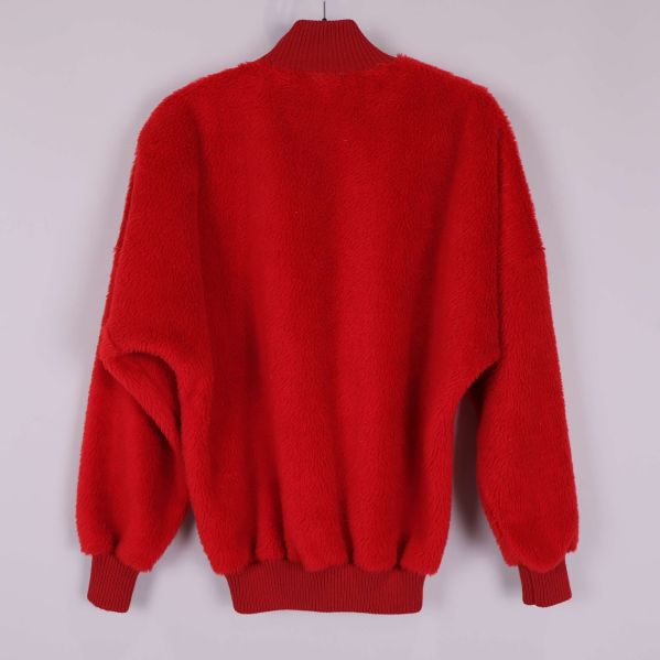 Baksida av röd fleece tröja med ribbade muddar