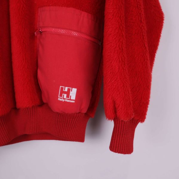 Närbild på ficka med dragkedja och Helly Hansen-logga