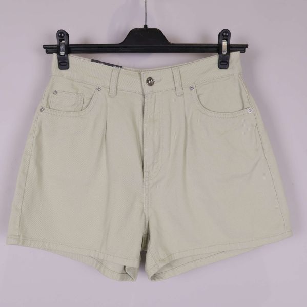 Framsida på ljusa shorts 