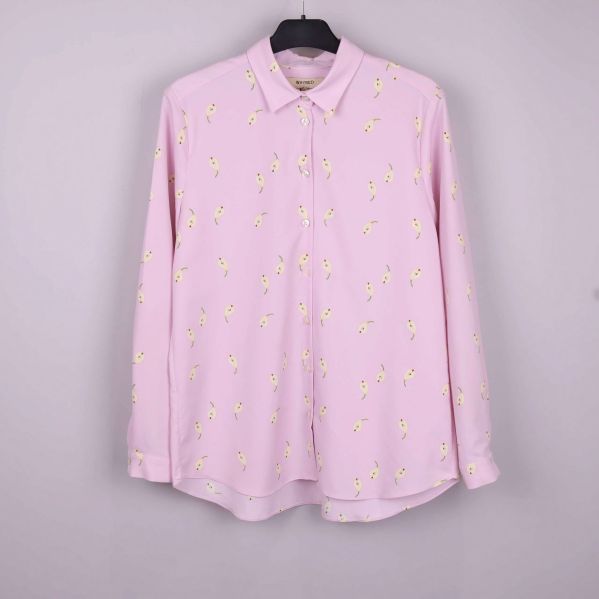 Ljusrosa blus med gula päronmotiv upphängd framifrån