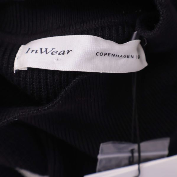Närbild av InWear-märkesetikett på väst