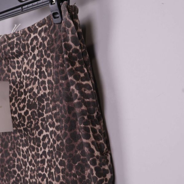 Sido vy på leopardmönstrad kjol i bomullstyg