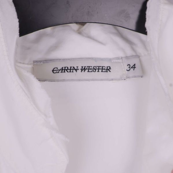 Närbild på Carin Wester-etikett och storlek 34 på kragen