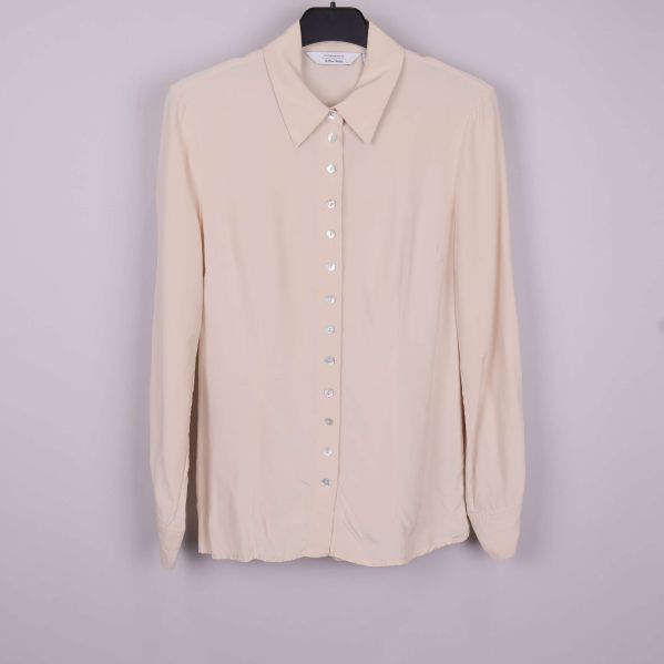 Beige långärmad blus med pärlemorknappar framifrån